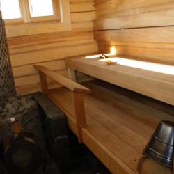 Käsinveistetty hirsirakennus. Piilutettu, hirsisauna saaressa.