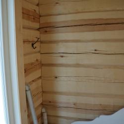 Käsinveistetty hirsirakennus. Piilutettu, hirsisauna saaressa.