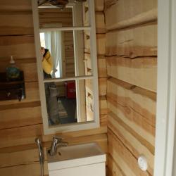 Käsinveistetty hirsirakennus. Piilutettu, hirsisauna saaressa.