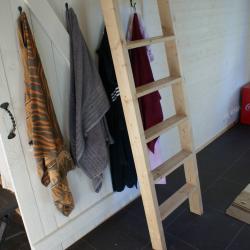 Käsinveistetty hirsirakennus. Piilutettu, hirsisauna saaressa.