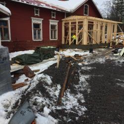 Vanhan hirsitalon lasikuisti märkätilalaajennus. Suunnittelu, rakentaminen, valvonta.