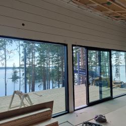 Uudiskohde Pirkanmaa. Iso liukuovi, painumaton hirsi. Hirsitalo 200 m2. Rakennuttaminen, valvonta, sisä- ja ulkovalmistusvaiheen päätoteutus / Rakennusliike Laaduntakaajat.