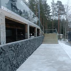 Vapaa-ajan asunto Pirkanmaa. Tolpattomat lasikaiteet. Uudiskohteen pääurakka. Päärakennus 200 m2, saunarakennus 27 m2, autokatos 60 m2.